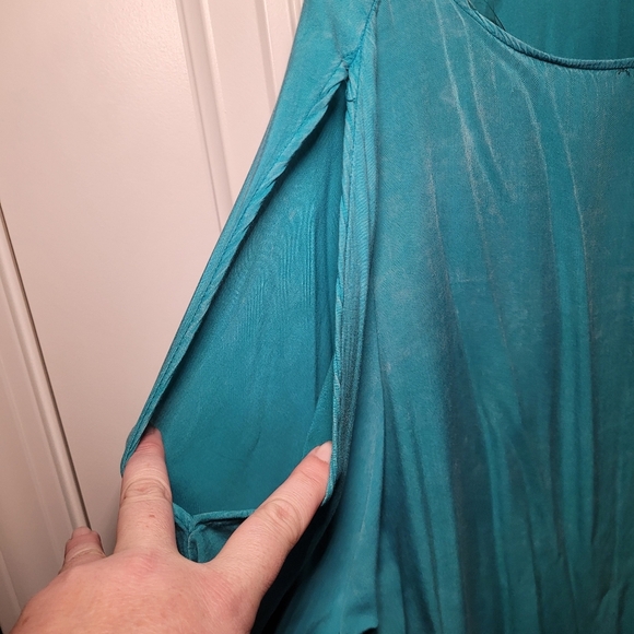 Umgee Slit sleeve blouse high low. Size XL - Picture 6 of 6